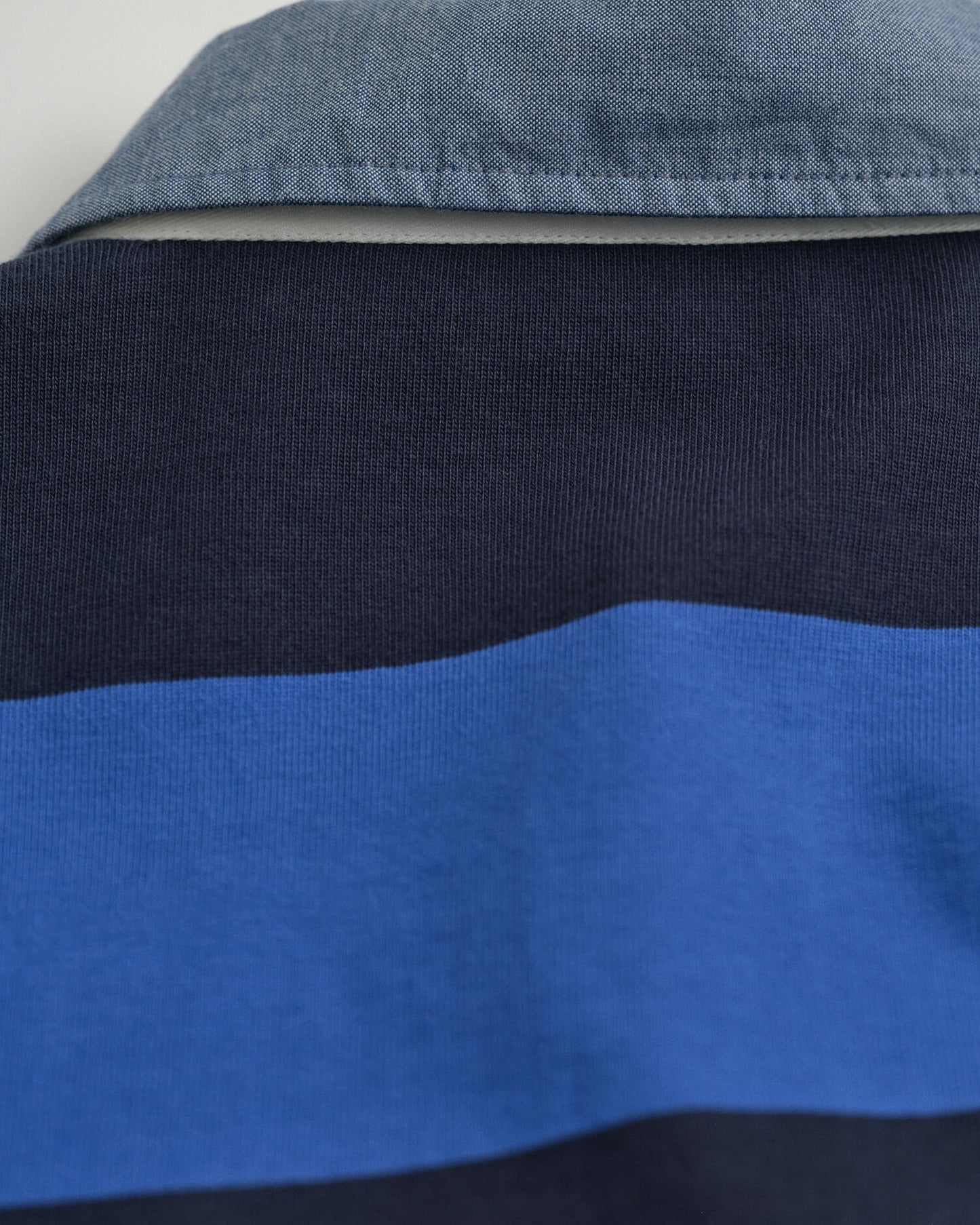 Rugger mit Chambray-Kragen und Streifen