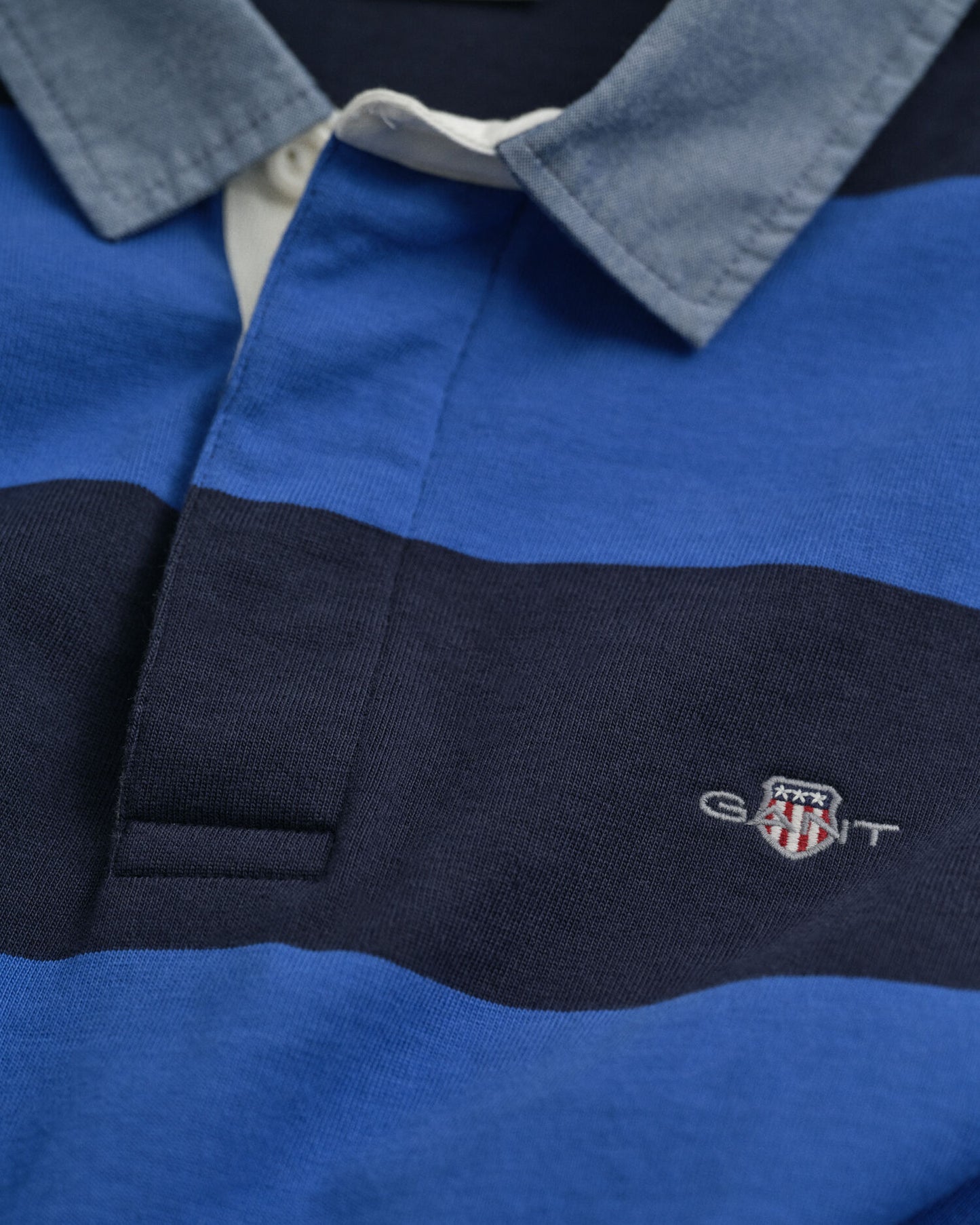 Rugger mit Chambray-Kragen und Streifen