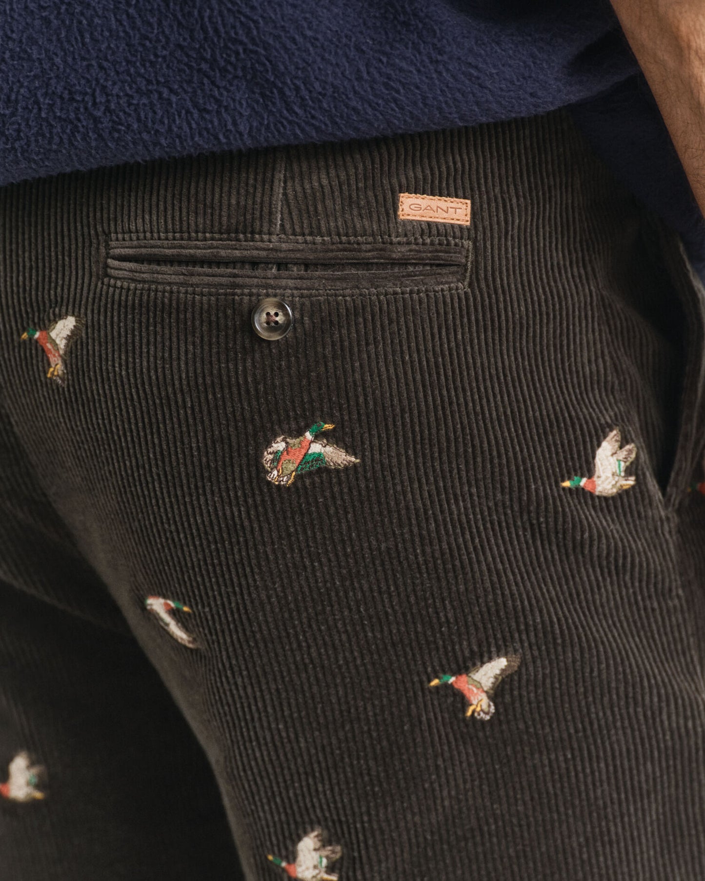 Pantalon droit en velours côtelé brodé