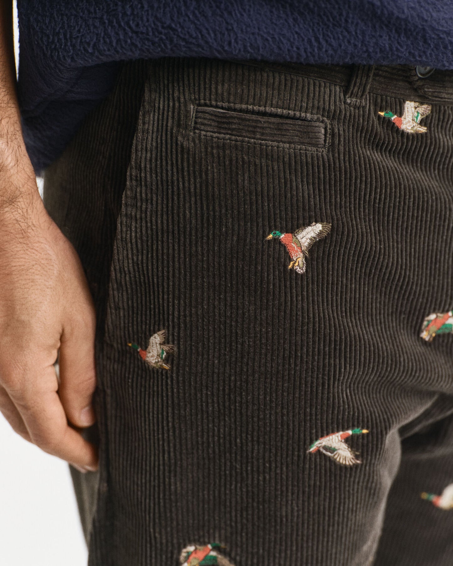 Pantalon droit en velours côtelé brodé