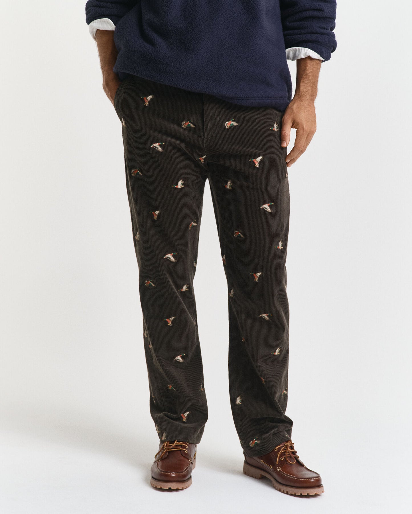 Pantalon droit en velours côtelé brodé
